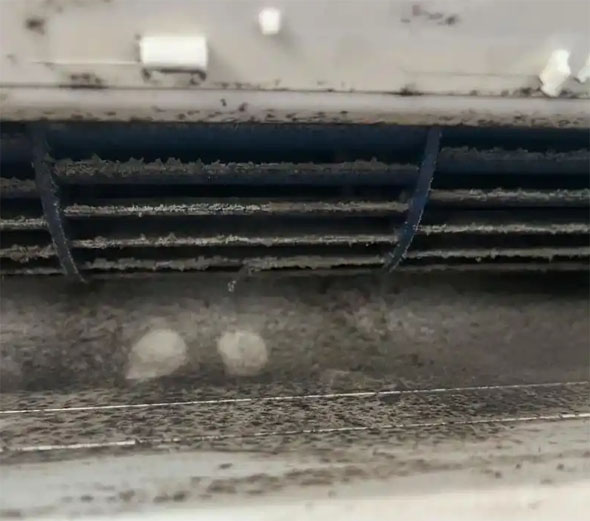 鹤城空调吹的风有股烧焦味是怎么回事